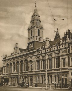 Hammersmith Town Hall från Hammersmith Broadway, c1935. av Donald McLeish