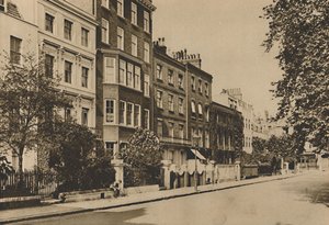 Kensington Square som fortfarande bevarar de två århundradenas fred, c1935. av Donald McLeish
