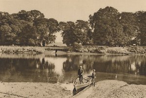 Londons flod vid Isleworth-färjan som ser mot Kew Gardens gröna gläntor, c1935. av Donald McLeish