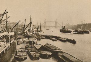 Frakt i poolen i London: A Vista från London Bridge till Tower Bridge, c1935. av Donald McLeish