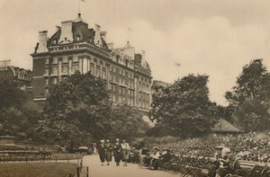 Villiers Street Sektion av Victoria Garden och en utsikt över Cecil Hotel, c1935. av Donald McLeish