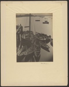 [Hamn, segelbåtar med skiffar i förgrunden] av Doris Ulmann
