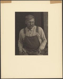 [James Duff, en spelman, Hazard, Kentucky, Holding Tools]