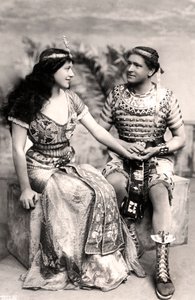 Ruth Vicent 1877-1955 och Roland Cunningham i en scen från Amasis, tidigt 1900-tal.