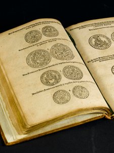 Pengabok med gravyrer av engelska mynt (bok) av Dutch School