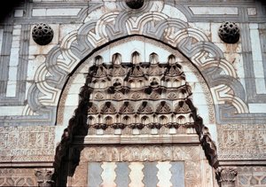 Detalj av ingångsportalen till den islamiska skolan (ca 1251)