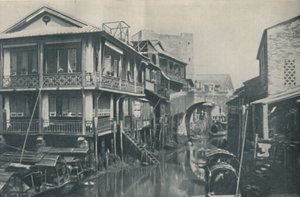 Nedsmutsade vatten under en bro som leder till olyckliga hem av fattigdom och smärta, c1935 av ENA