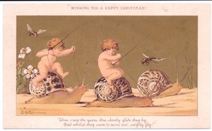Ett viktorianskt julkort med två nakna bebisar som rider sniglar eskorterade av getingar mot en guldbakgrund, ca 1895 (färg litho)
