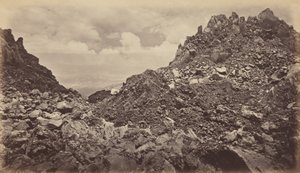 Quezaltenango från en vulkans krater, 1877. av Eadweard Muybridge