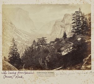 Yo-Sem-i-te Valley, Kalifornien. Dalen från Komah (mån)klippan