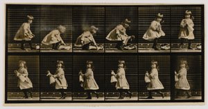 Barn som lyfter en docka, vänder sig om och går iväg, från boken Animal Locomotion av Eadweard Muybridge