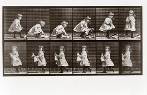 Barn som leker med docka, tallrik 481 från Animal Locomotion, 1887 av Eadweard Muybridge