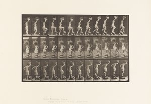 Tallrik 179. Att trampa på och över en sten, en korg på huvudet av Eadweard Muybridge