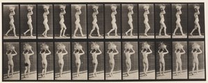 Plåt 33. Gå, 14-lb. Korg på huvudet, händerna höjda, 1872-1885 av Eadweard Muybridge