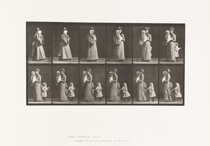 Tallrik 52. Går bärande barn, vänder sig om; ett annat barn (70) håller i klänning på 9 av Eadweard Muybridge