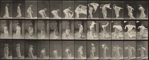 Plansch nummer 233. Lyfta sjalen, lägga den om axlarna och vända sig av Eadweard Muybridge