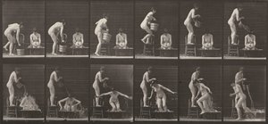 Plansch nr 406. Kvinna häller en hink vatten över en annan kvinna av Eadweard Muybridge