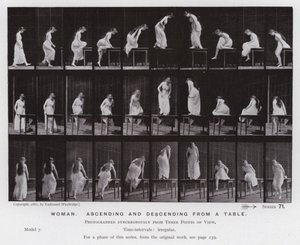 Den mänskliga figuren i rörelse: Kvinna, stigande och nedstigande från ett bord (s/v foto) av Eadweard Muybridge