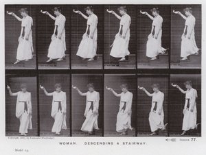 Den mänskliga figuren i rörelse: kvinna som går ner för en trappa (s/v foto) av Eadweard Muybridge