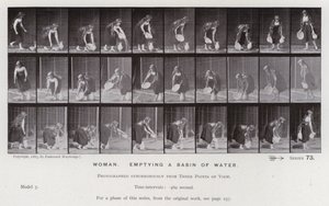 Den mänskliga figuren i rörelse: Kvinna som tömmer en bassäng med vatten (s/v foto) av Eadweard Muybridge