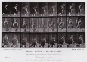 Den mänskliga figuren i rörelse: Kvinna som lyfter en skäppakorg (s/v foto) av Eadweard Muybridge