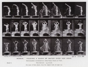 Den mänskliga figuren i rörelse: Kvinna som häller en bassäng med vatten över huvudet (s/v foto) av Eadweard Muybridge