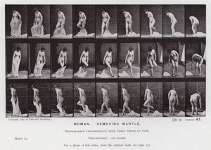 Den mänskliga figuren i rörelse: kvinna som tar bort manteln (s/v foto) av Eadweard Muybridge