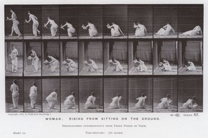 Den mänskliga figuren i rörelse: Kvinna som reser sig från sittande på marken (s/v foto) av Eadweard Muybridge