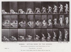 Den mänskliga figuren i rörelse: Kvinna som sitter ner på marken (s/v foto) av Eadweard Muybridge