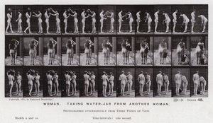 Den mänskliga figuren i rörelse: Kvinna som tar vattenburk från en annan kvinna (s/v foto) av Eadweard Muybridge
