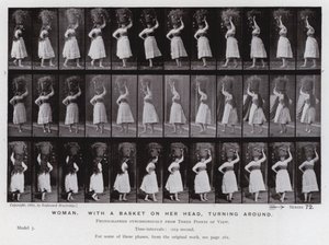 Den mänskliga figuren i rörelse: Kvinna, med en korg på huvudet, vänder sig om (s/v foto) av Eadweard Muybridge