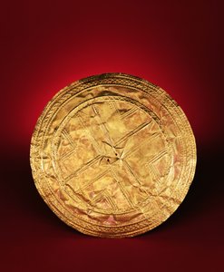 Skiva möjligen använd som brosch, från Tedavnet, County Monaghan, 2200-2000 f.Kr. (guld)