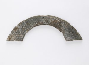 Tunn plack skuren i cirkelbåge, av typen huang, Changsha, Hunan-provinsen, 300-talet f.Kr. (jade)