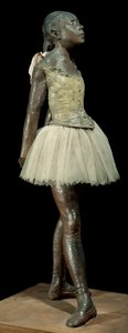 14 år gammal eller stor dansare klädd Skulptur av Edgar Degas (1834-1917) i bronspatina, tyll och rosa satäng på träfot av Edgar Degas