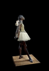 14 år gammal eller stor dansare klädd Skulptur av Edgar Degas (1834-1917) i bronspatina, tyll och rosa satäng på träbas av Edgar Degas