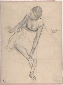 Dancer Adjusting Her Slipper, 1873 (grafit, förstärkt med svart och vit krita på rosa papper) av Edgar Degas