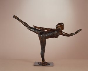 Dansös: arabesk på höger ben, vänster arm i linje av Edgar Degas