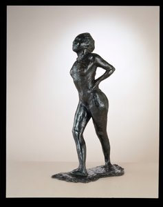 Dansare i vila, händerna på höfterna, höger ben framåt, ca. 1881-1890 cast 1919-1925. av Edgar Degas