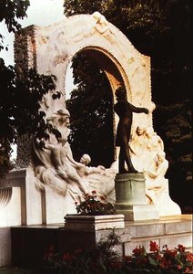 Monument till den österrikiske kompositören Johann Strauss den yngre av Edmund Ritter von Hellmer