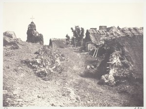 Halmtäckta stugor i Auvergne, med en Golgata, 1852, tryckt 1978. av Édouard Baldus