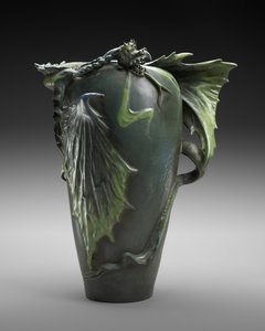 "Dragon" Vas, Riessner, Stellmacher & Kessel, ca. 1900 (lergods) av Edouard Stellmacher