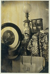 Stilleben med fotografiskt porträtt av Asser, stereoskop och portfolio