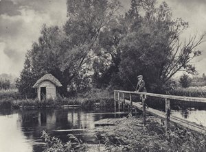 En hydda vid Leckford Water (svartvitt foto)