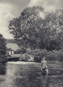 På floden Itchen nedanför Winchester (svartvitt foto) av Edward Alfred Barton