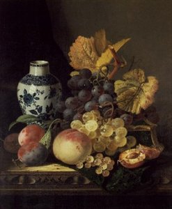 Vindruvor, persikor, plommon och vinbär med en blå och vit vas