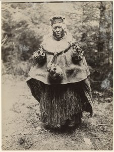 En kwakiutlsk huvudjägare klädd för en Kominaka-dans av Edward S. Curtis