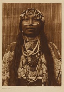 [En ung chinookkvinna] av Edward S. Curtis