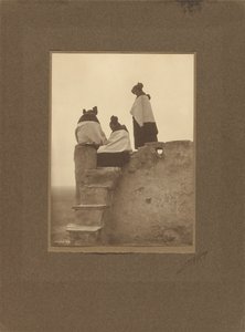 [Hopi, betraktar dansarna] av Edward S. Curtis