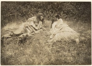 [Jag ska hinna ikapp tjänsteflickan, och kärlekens och rikedomens ord ska uppvakta henne] av Edward S. Curtis