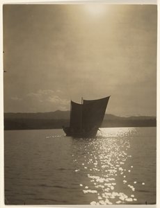 [I gryningens gråa sken vände Yaklus-krigarna ryggen åt]